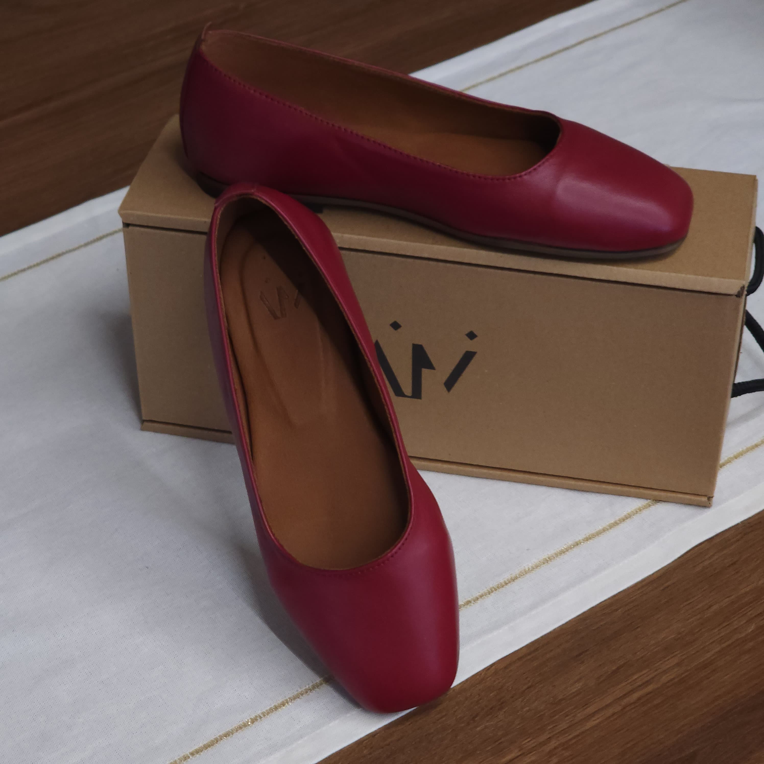 LÍNEA 01 - Square-Toe Ballet Flats - Burgundy